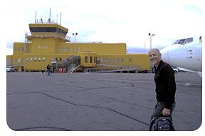 Le gestionnaire de conférences Michel Daigle arrive à Iqaluit pour une réunion.