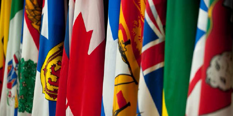 Photo des drapeaux du Canada, des provinces et des territoires