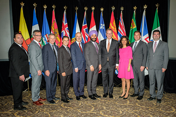 PHOTO OFFICIELLE – Réunion des ministres fédéral, provinciaux et territoriaux de l'Innovation et du Développement économique. De gauche à droite : L'hon. Wally Schumann (Territoires du Nord-Ouest), L'hon.  J. Heath MacDonald, (Île-du-Prince-Édouard), L'hon. Blaine Pedersen (Manitoba), L'hon.  Brad Duguid (Ontario), L'hon. Reza Moridi (Ontario), L'hon. Navdeep Bains (Canada),  L'hon. Bruce Ralston (Colombie-Britannique), Madame Dominique Anglade (Québec),  L'hon. Steven Bonk (Saskatchewan), L'hon. Christopher Mitchelmore,  (Terre-Neuve-et-Labrador).